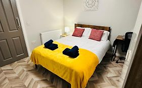 Comfy Studio Flat And Workspace Near Ashton-U-Lyne Station
